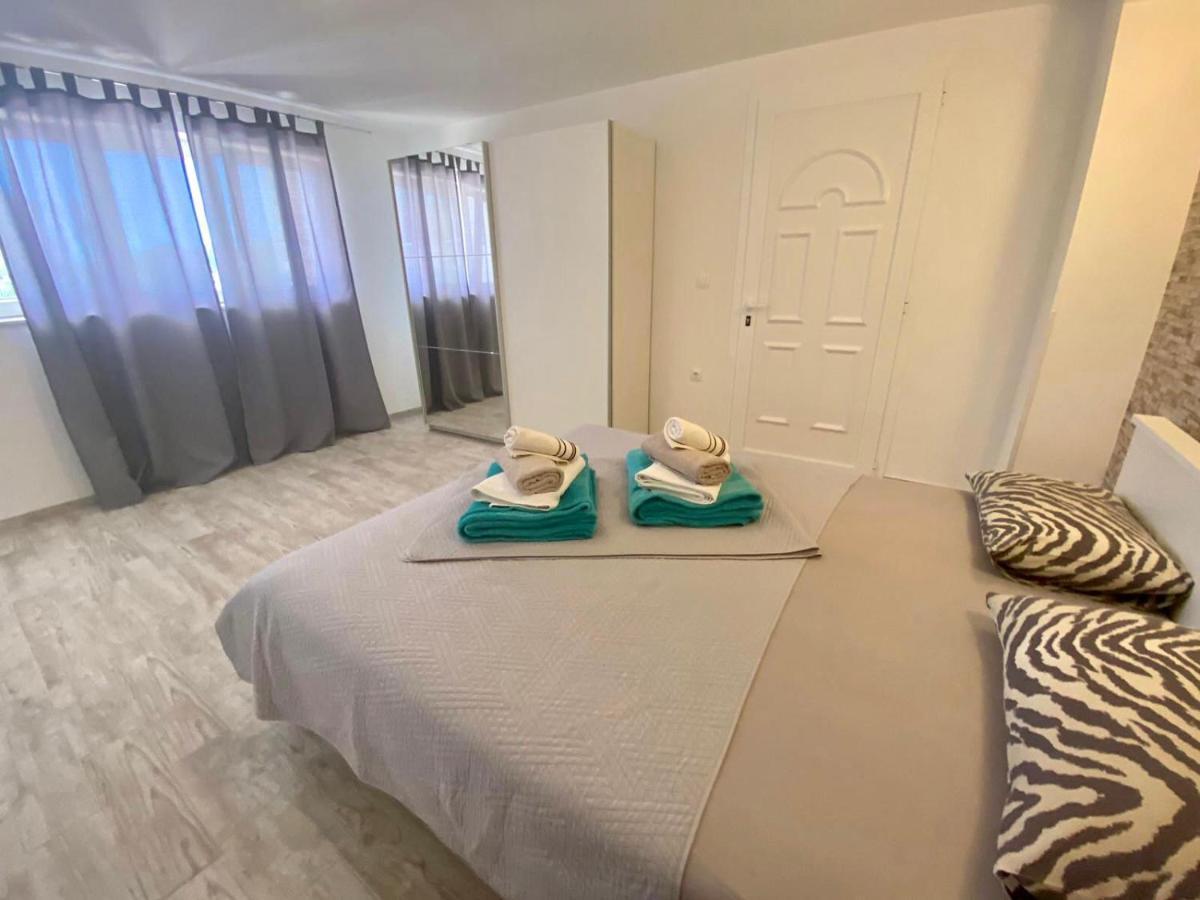 Apartments King - City Center Новаля Екстериор снимка