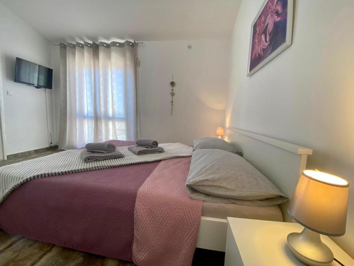 Apartments King - City Center Новаля Екстериор снимка